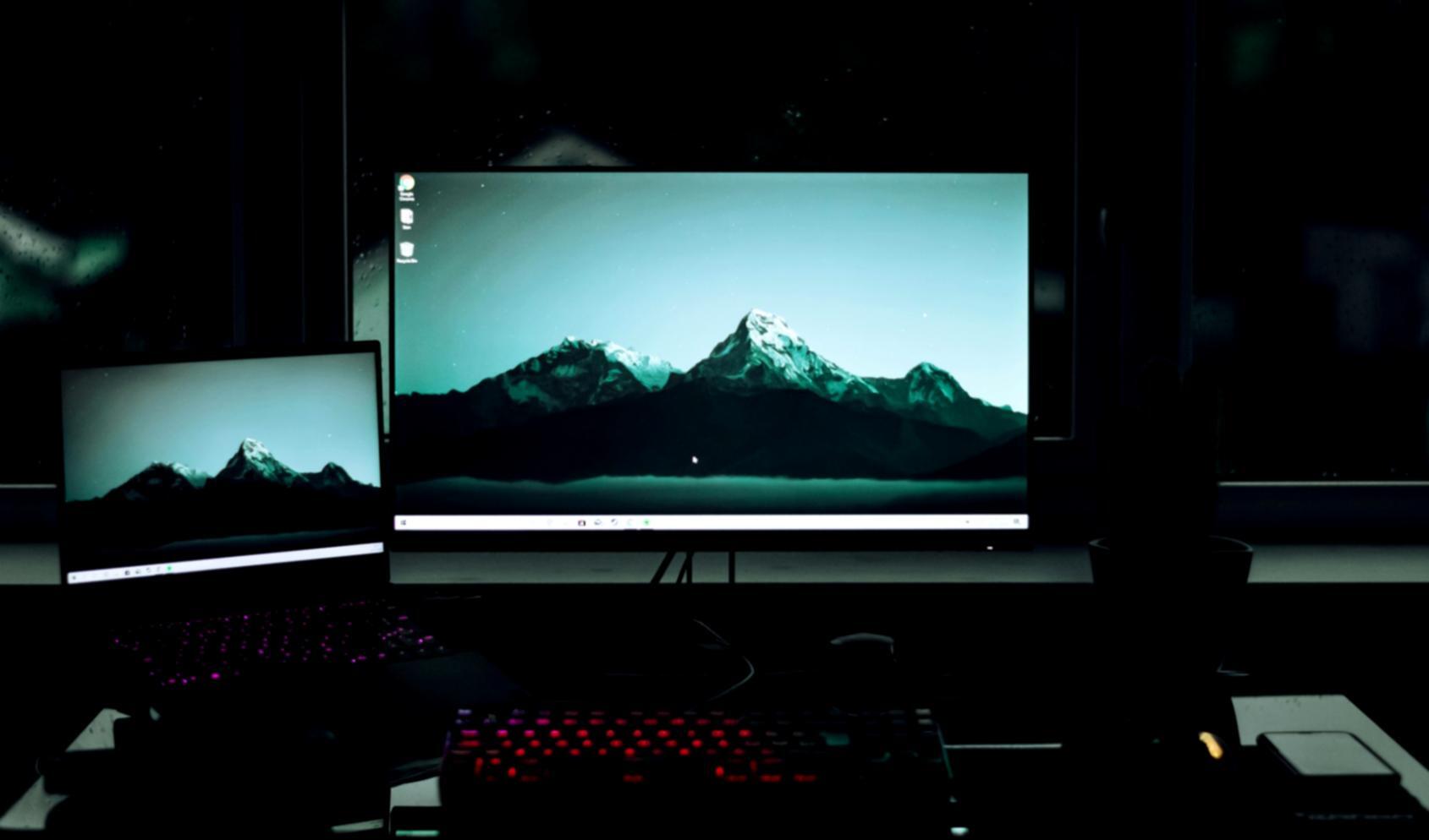 Modernes Büro mit Arbeitsplätzen für Finanzberatung