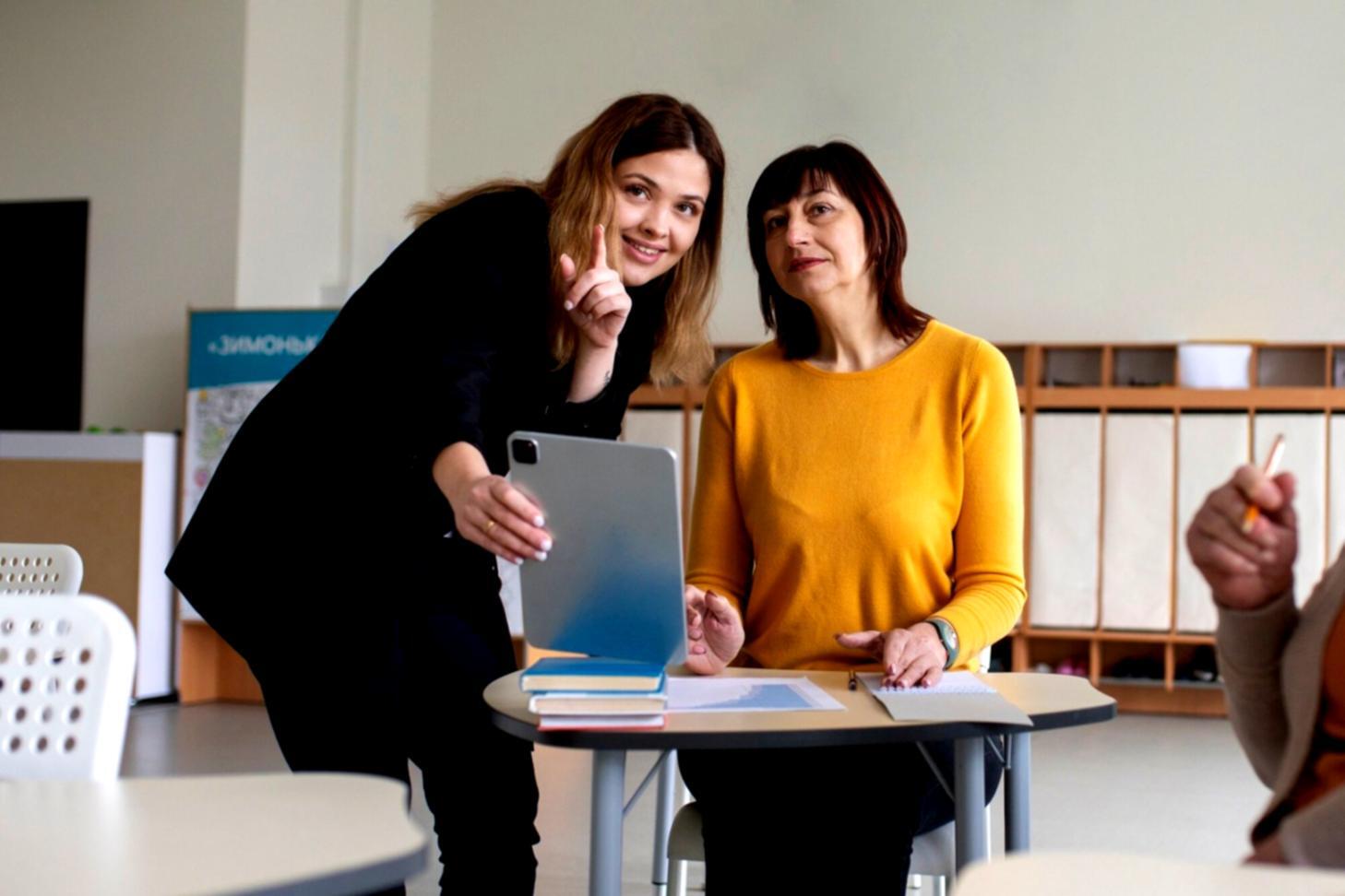 Teilnehmer arbeiten gemeinsam an ihren Budgetierungsplänen während einer Workshop-Session